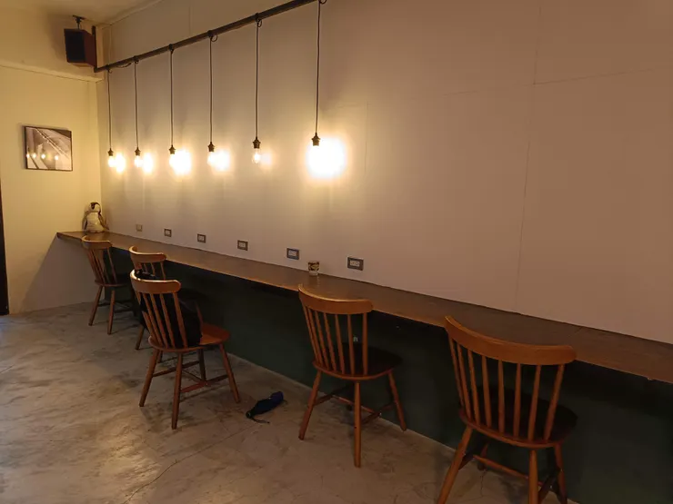 燈、桌、椅 看起來真是舒服