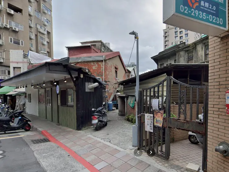 莊騰輝宅前方通道,是昔日瑠公圳興福支線的流徑