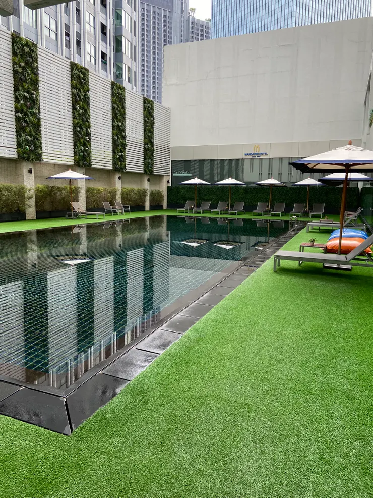 池深 1.2 米,設有大水床供住客用