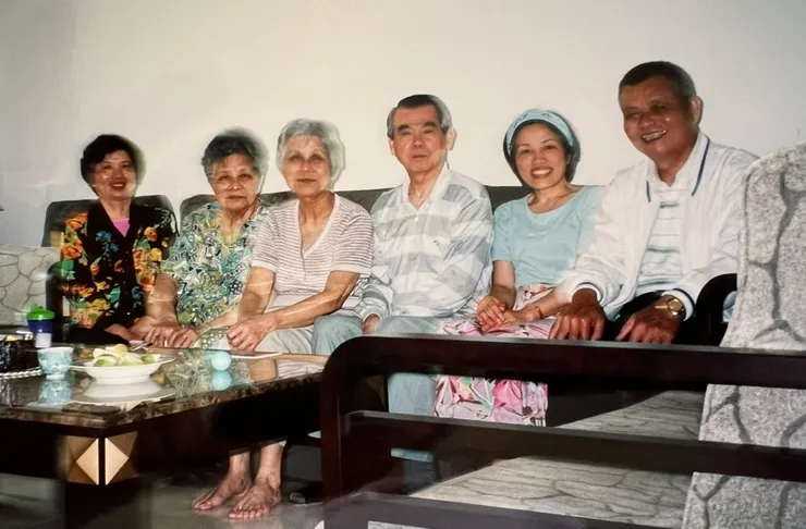 2002年四月；左起大妗、媽媽、阿姨、姨丈、我、大舅