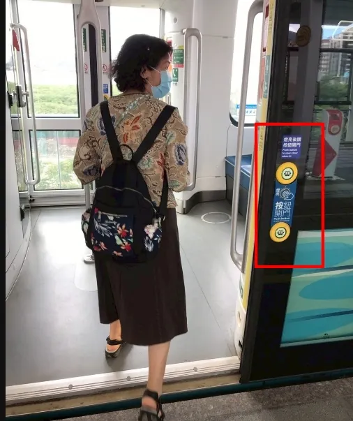 記得搭輕軌要按按鈕自己開門喔