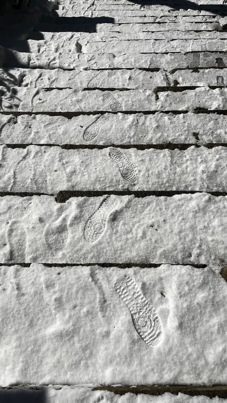 有各種程度的腳印。