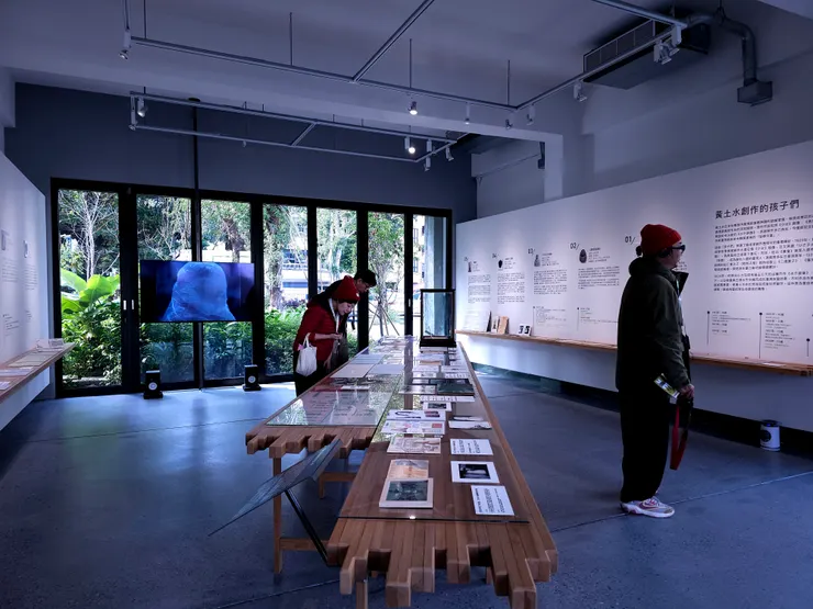 特展室中展示許多珍貴的影像與文件資料。