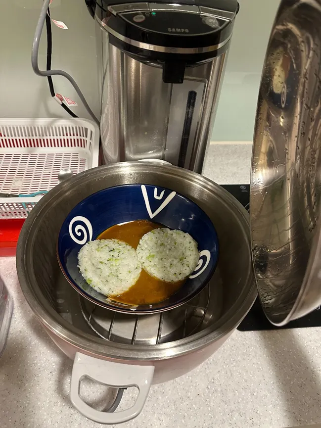 (日式牛肉咖哩搭配綠花椰米餅蒸完變咖哩飯~)