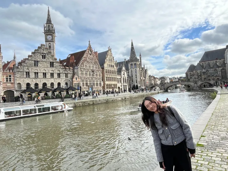 微風導致眼睛沒張開