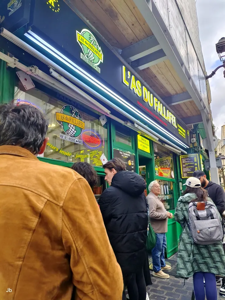 【簡單買了沙拉三明治當晚餐，雖說簡單，卻也是 怡青光臨鑑定過的著名中東餐廳「L'As du Fallafel」。】