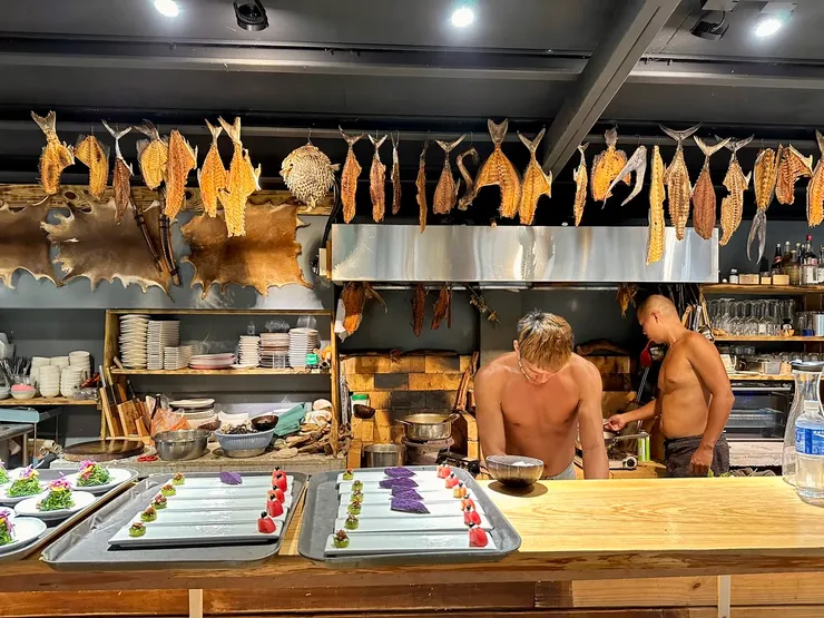 我們家弟弟問他們為什麼都不穿衣服，廚師叔叔說：「這是我們的制服啦！」