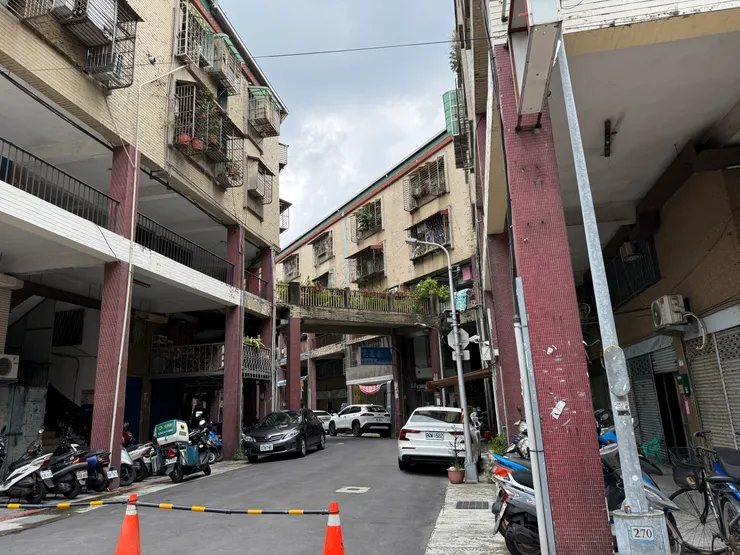 看到三樓的空中走廊了嗎？