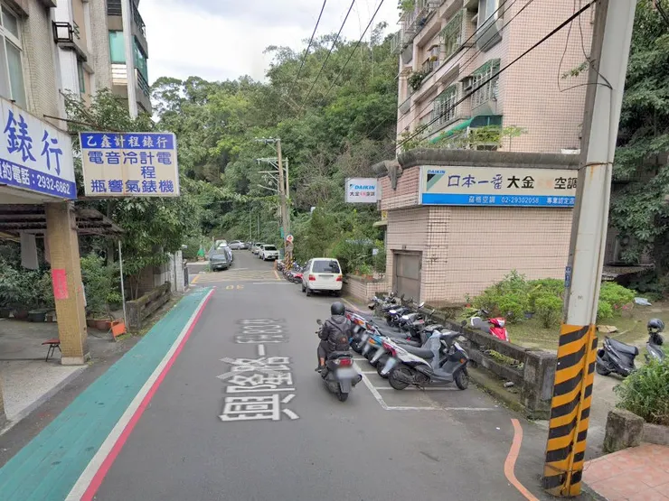 2019年1月google地圖上，還可見到兩側不對襯的橋樑護欄