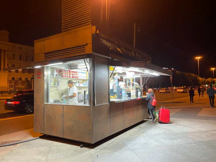 感謝這間小店還沒收完，我們終於買到糧食