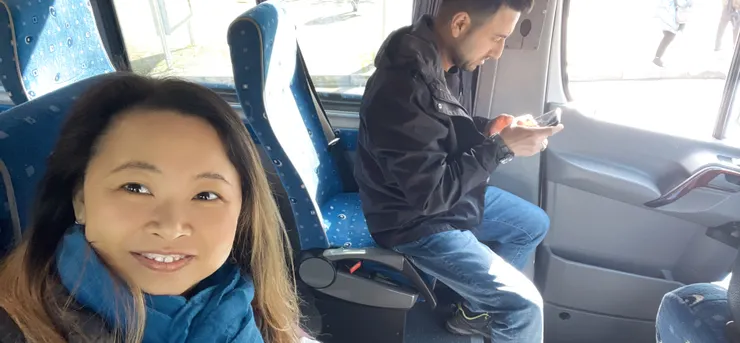 我是當天參加健行團中第一位被接上車的。一旁的是領隊，正在聯絡下一個接送者。