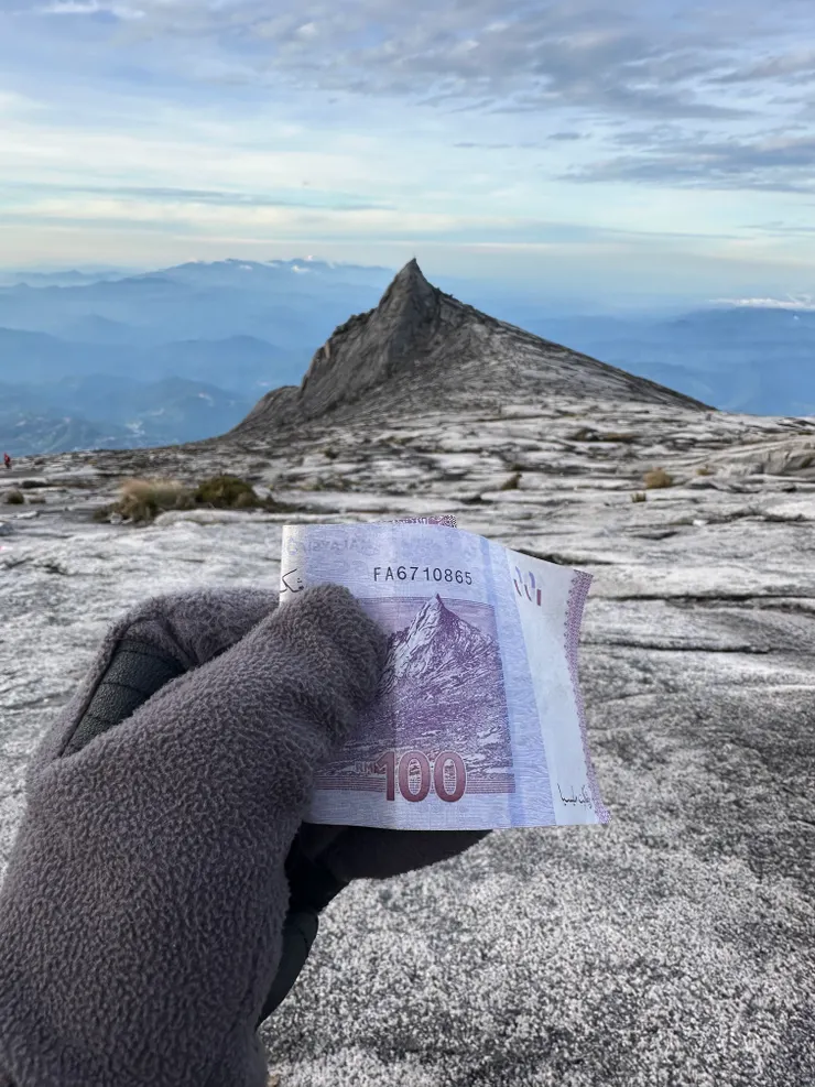 拿出100令吉合照