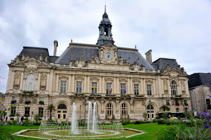 【在廣場週邊顯得相形巨大的市政廳，其前有噴泉綠地。】