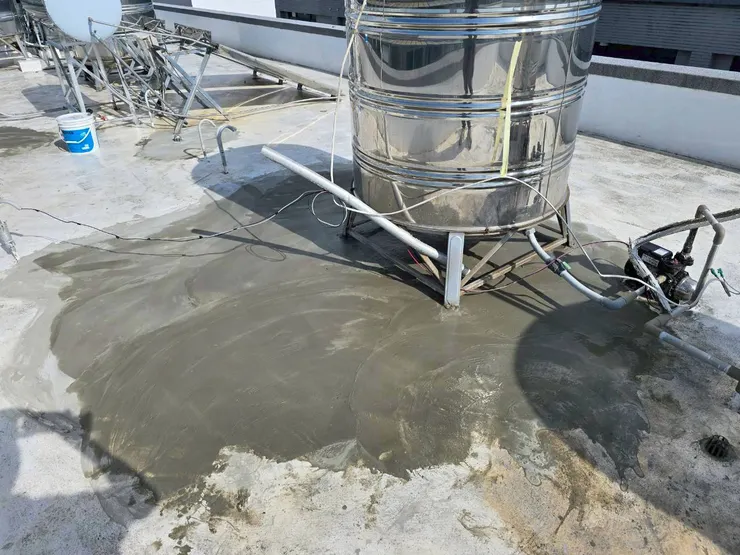 防水施工前的基底處理：刨除舊漆與地坪修復補強