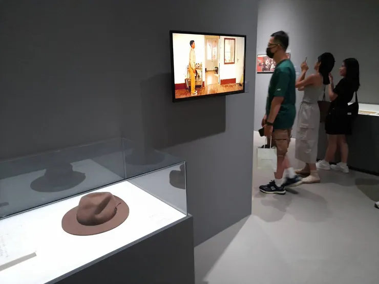 大家拿手機在拍什麼你要走過去才知道,大家看什麼呢?