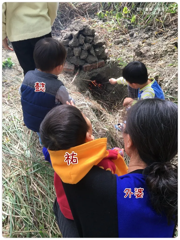 祐懿小時候也在鄉下焢土窯。一歲多的懿挖土玩。