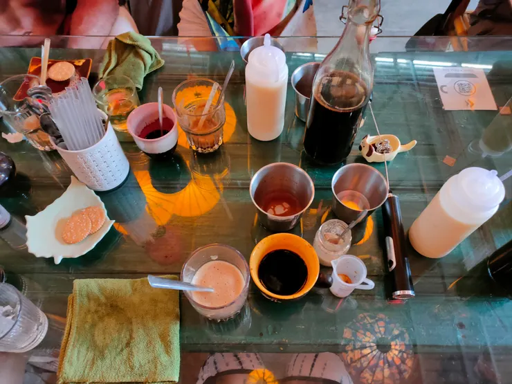 宛如化學課，出動鋼杯、量杯，道具很多