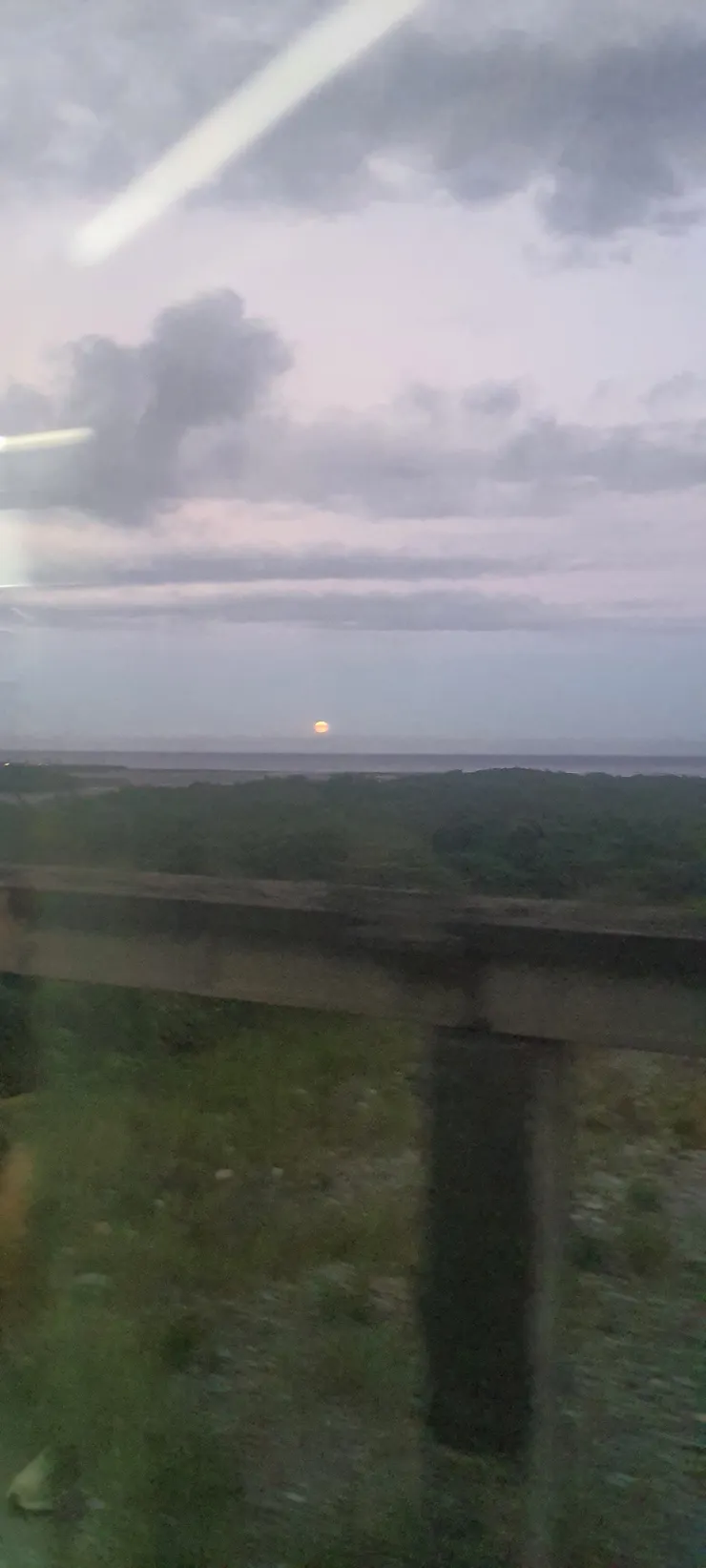 海上升明月，竟夕起相思