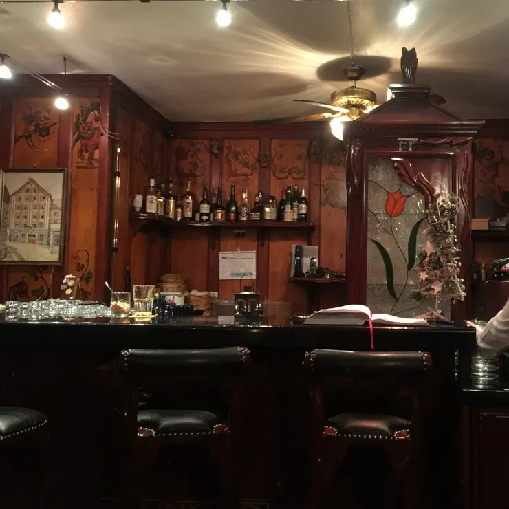 亮度微暗卻很有氣氛，頗有歷史歲月痕跡的餐廳