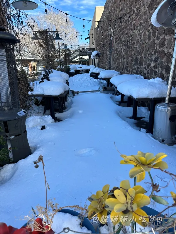 戶外座位區的桌椅堆上一層厚厚積雪，原本應該凌亂的畫面變成了美景❤️