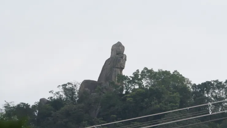 抱着孩子的婦人