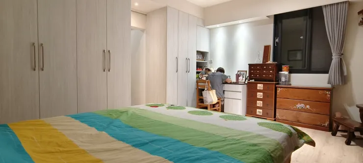 JB夫婦暫移居二樓主臥，開始還真不習慣。