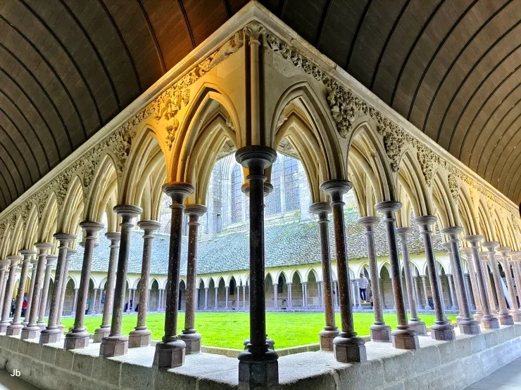 【迴廊不見修士沉思惟聞遊客讚聲！令人嘆為觀止的修道院迴廊，到處都很好拍。】