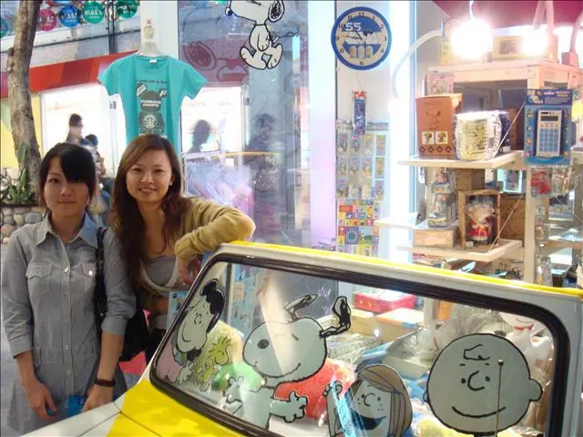 與 Fen 於精誠一街 shot by Emma@台中,台灣。2009.