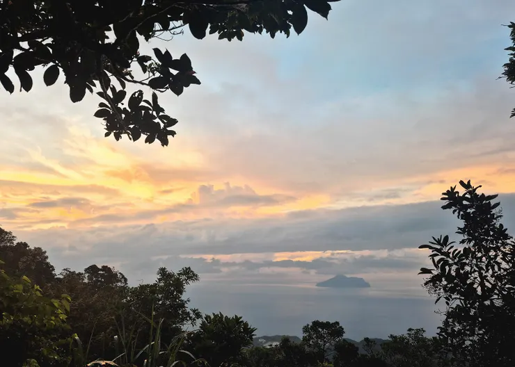 翌日4:340由營地出發先至觀景平台看日出，可惜雲層太厚，只看到晨曦。