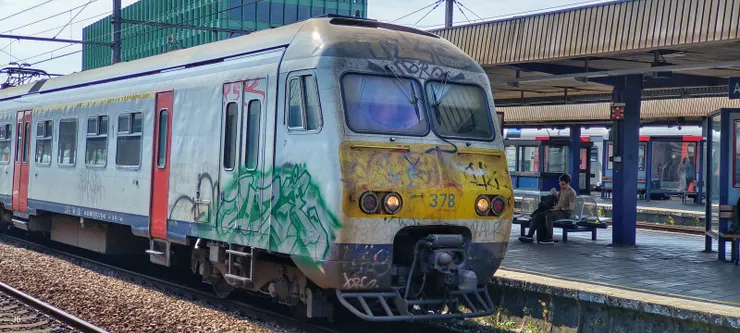 【在Antwerpen-Berchem站候車，班車無不塗鴉。】