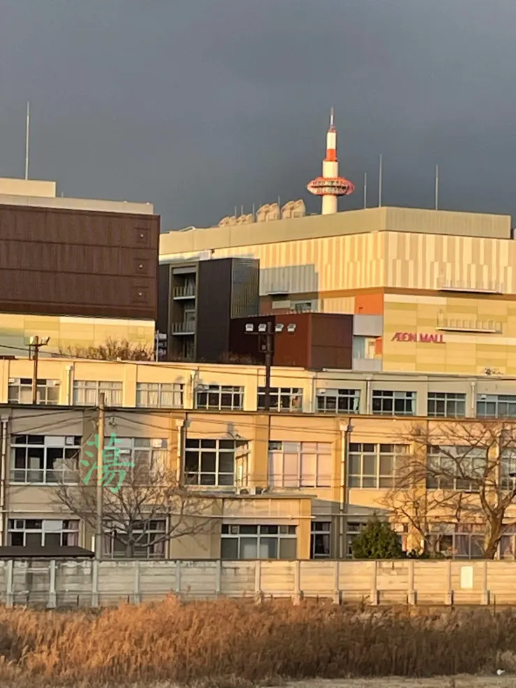 往aeon 的路上，天橋上的風景。