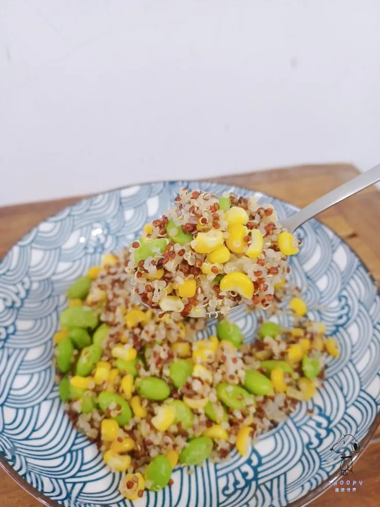 金黃玉米配上綠油油毛豆，顏色好漂亮