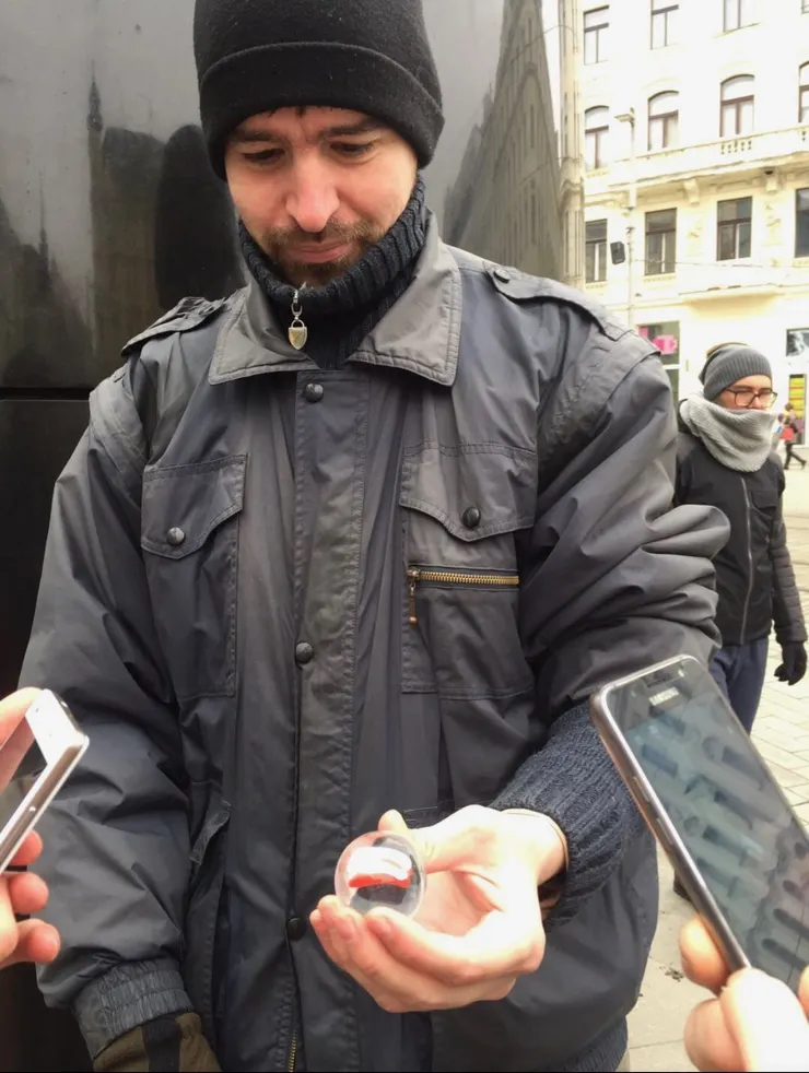 這位幸運的先生拿到了，是紅白Brno市徽欸！（聖誕節期間有聖誕樹版本，大家記得去搶搶看！)