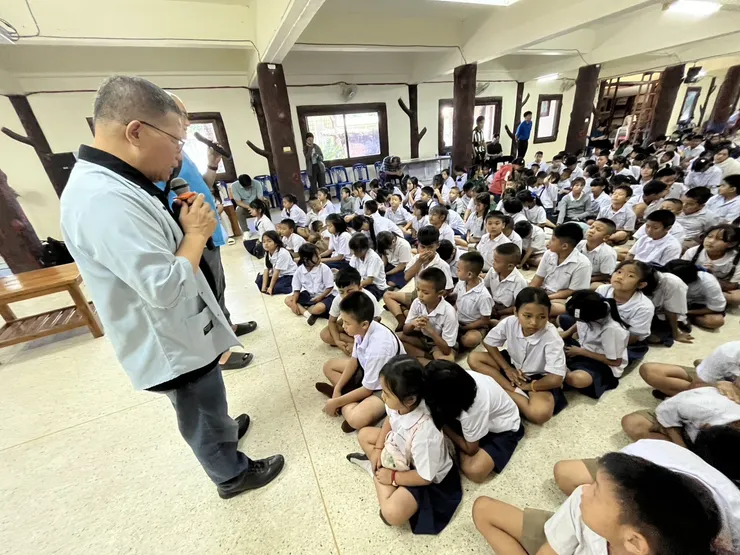 （圖說：為泰國、緬甸因著戰爭遺留下來很多的孤兒們祝福禱告。）