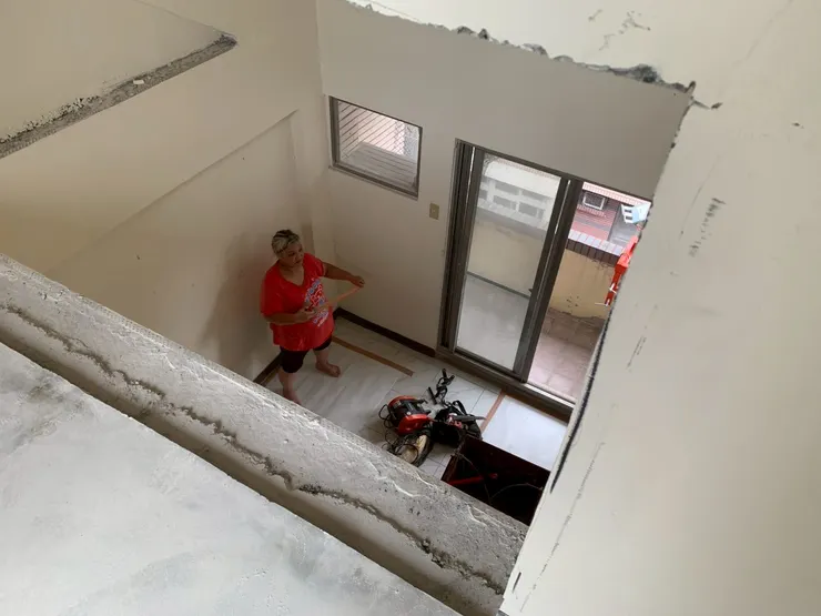 婆婆是工地資深小工，貼地板保護貼是他的專長，貼得又快又好！