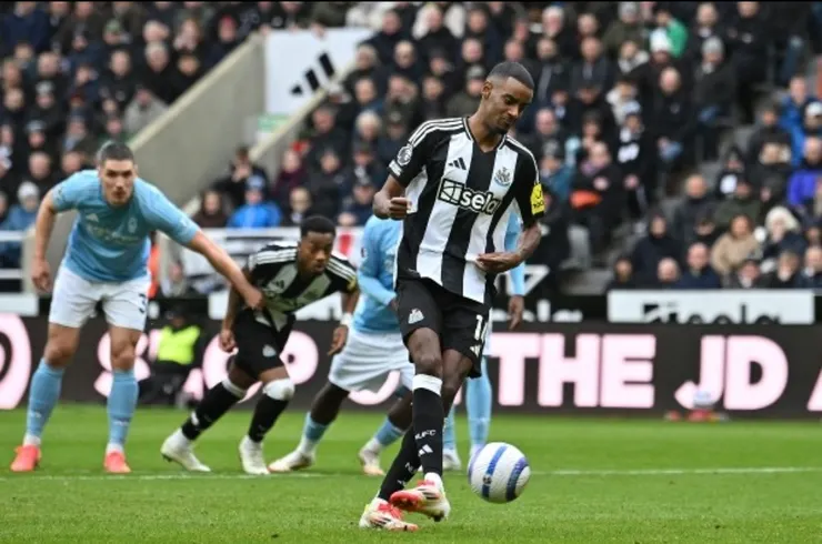 伊蕯主射十二碼球入網助紐卡素領先3:1