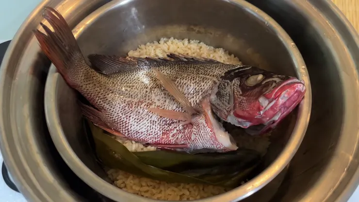 昆布鯛魚炊飯，炊煮完成打開鍋蓋的樣子