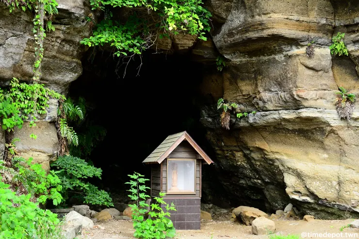 海岬的海蝕洞中曾經供奉的觀音像是當地地名的由來
