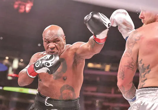 圖片轉載自 https://www.msn.com/zh-cn/news/other/58%E5%B2%81%E6%8B%B3%E7%8E%8B%E6%B3%B0%E6%A3%AE%E8%BE%93%E7%BB%9927%E5%B2%81%E7%BD%91%E7%BA%A2/ar-AA1ucOit