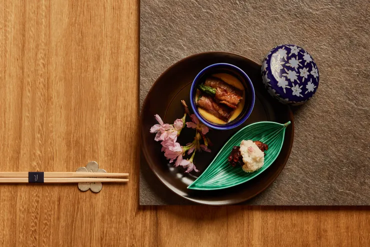 「春季珍饌」料理中結合海陸風味，沙朗牛肉搭配蘆筍與沙巴雍醬，章魚慢燉佐山藥，呈現清爽細緻的春季口感。