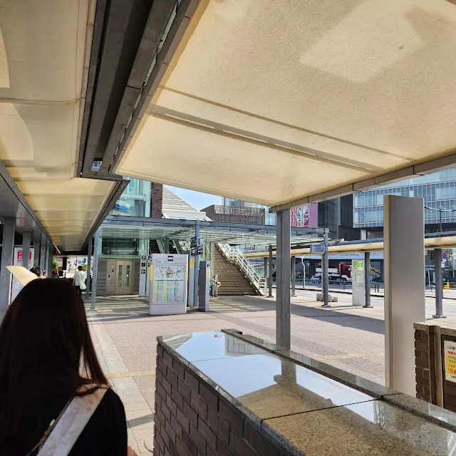 下車往前走便是前往岡山站的手扶梯