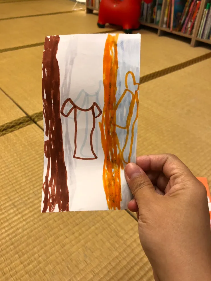 小孩說，「這是衣服。這是短袖。這是外套。這是鞋子。這是長袖⋯⋯」孩子一一地解釋著。