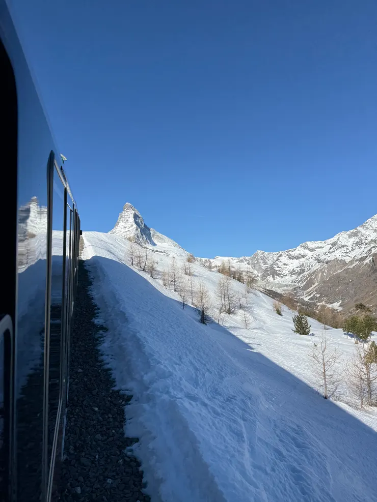搭乘齒軌列車時，可以從不同角度欣賞馬特洪峰