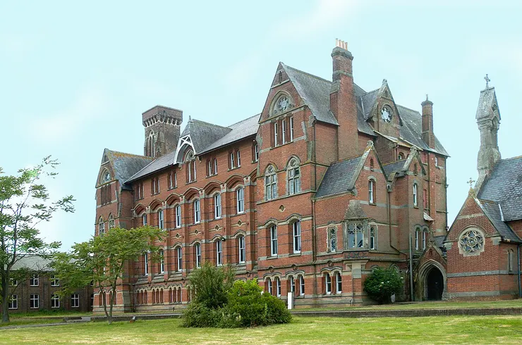 學校是建立在一個有上百年歷史的英式建築上