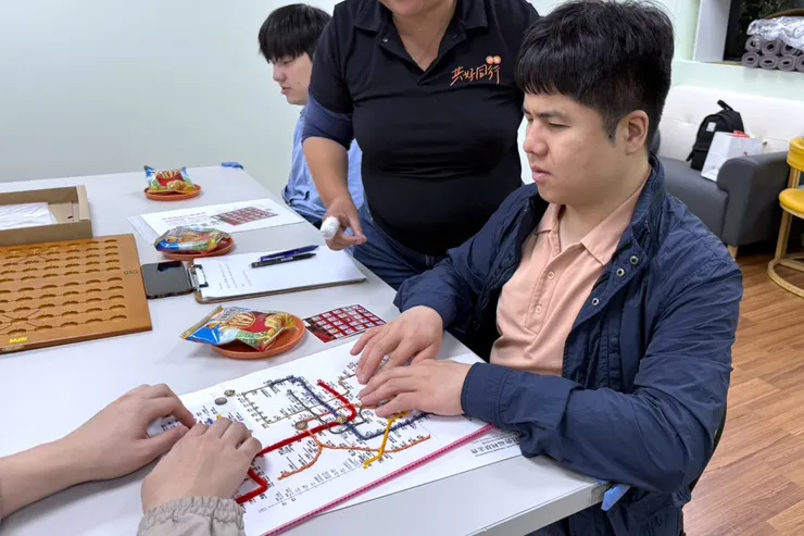 （圖說：伊甸視障服務中心製作觸覺地圖，讓貴賓們透過觸覺能對台北捷運路線圖有初步了解。）