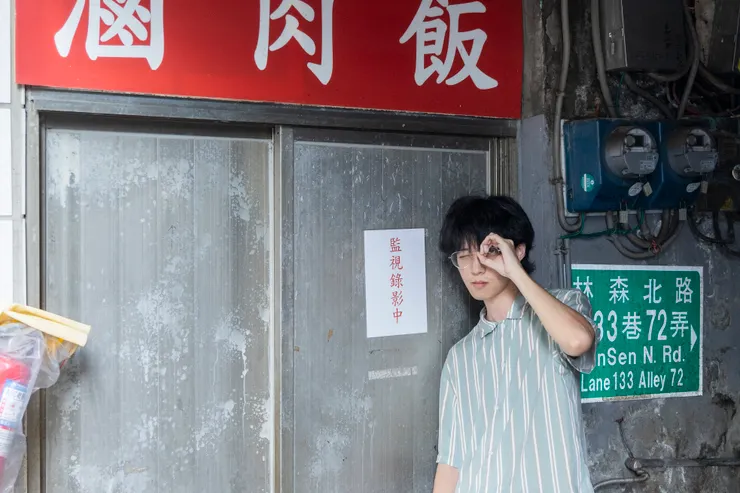 找了三大塊有繁體中文的牆面，刻意切掉最大的滷肉飯（保留完成字型無意義），並讓模特做出呼應的姿勢