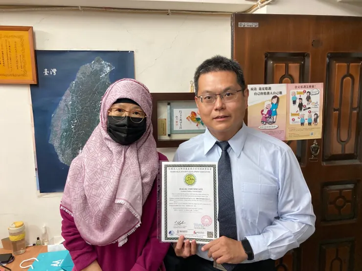 圖說:陞醫生技旗下外泌體化妝品原料已正式通過清真認證,由研發長金玉堂博士代表領證。(陞醫生技提供)