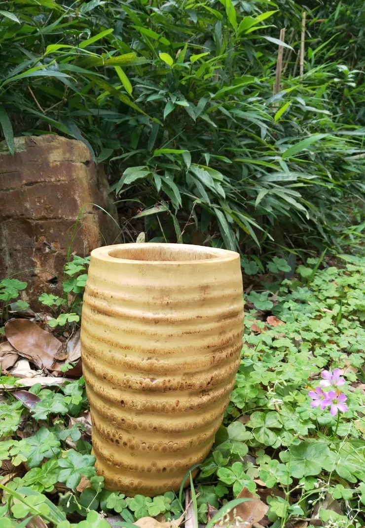 用竹製成的竹輪筆筒，可放器具。