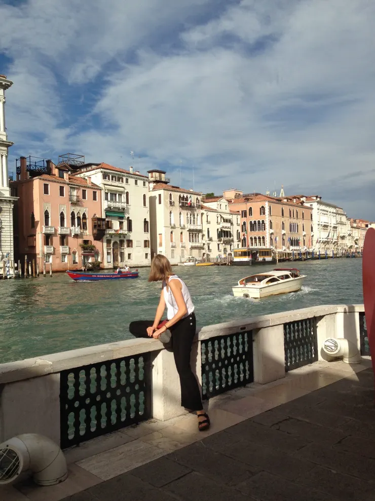 由陽台欣賞運河往來的船隻