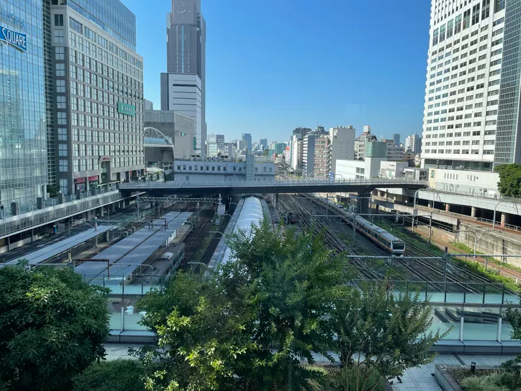 於バスタ新宿2樓「步行者廣場」眺望列車駛入新宿站